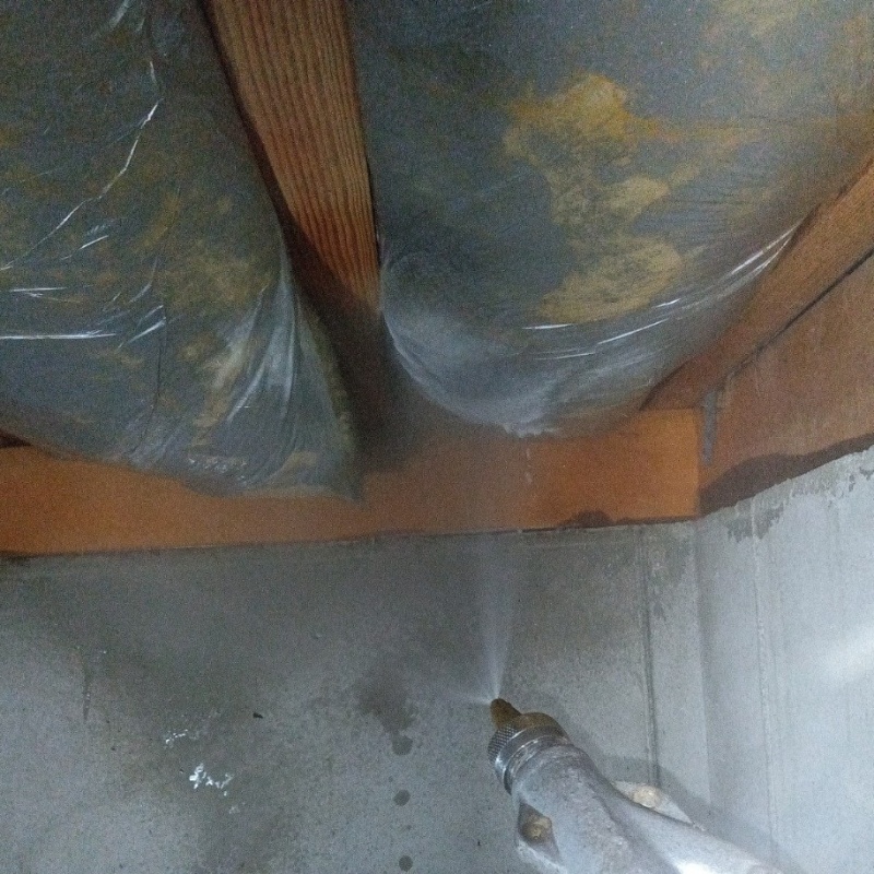 床下断熱材にシロアリ駆除剤を散布