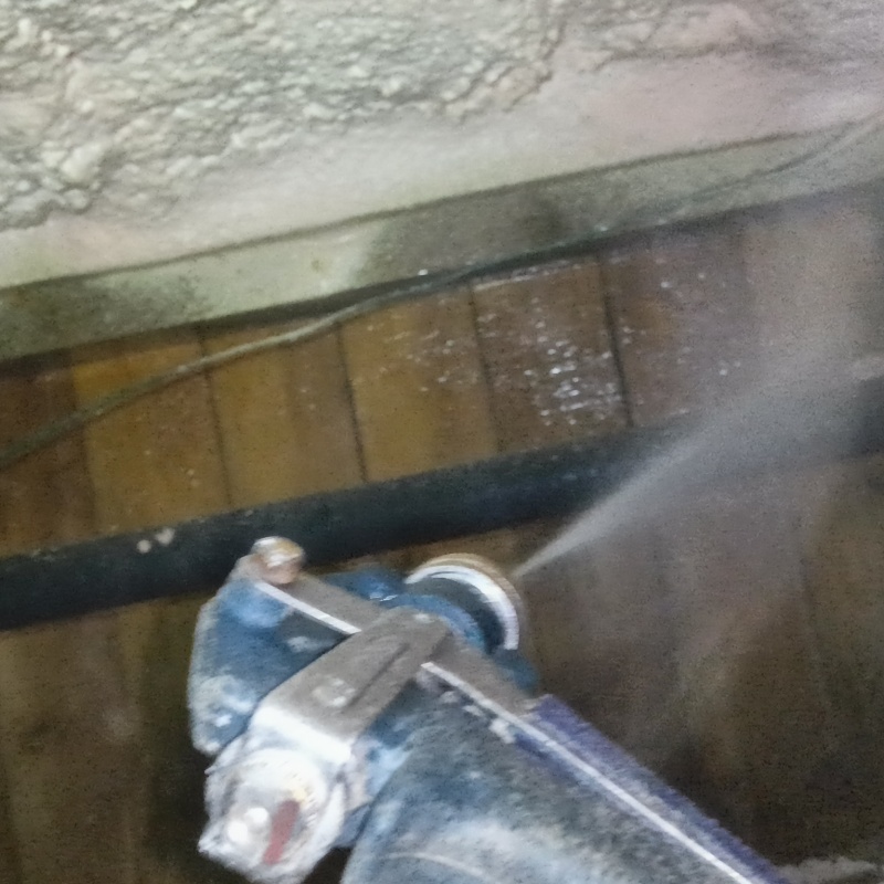 床下木材に防蟻剤を散布