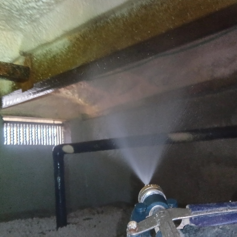 床下断熱材に防蟻剤を散布する様子