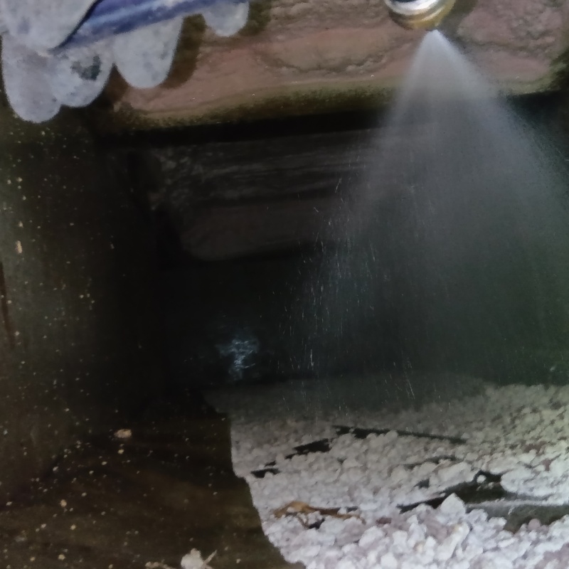 床下の土壌に防蟻剤を散布