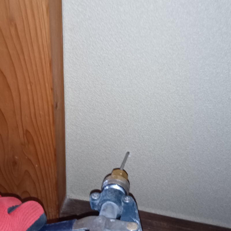 壁に開けた穴から防蟻剤を注入