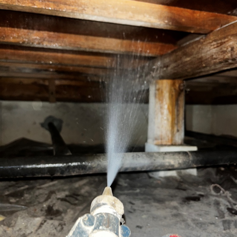 床下の木材防蟻剤を散布