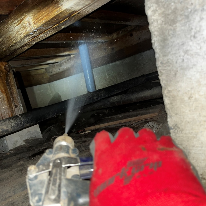 床下の木材防蟻剤を散布