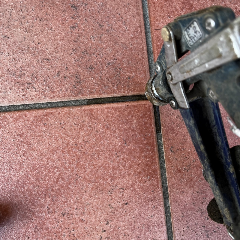 玄関床のタイルの目地に穴を開けて防蟻剤を注入