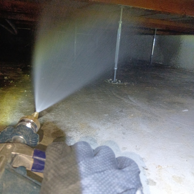 床下の木材に防蟻剤を散布