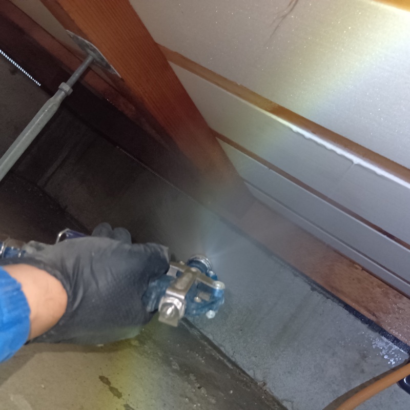 床下断熱材に防蟻剤を散布する様子