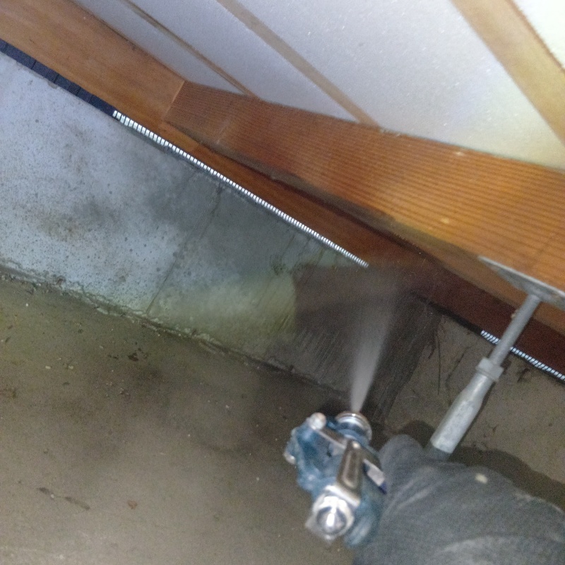 床下基礎のコンクリートに防蟻剤を散布