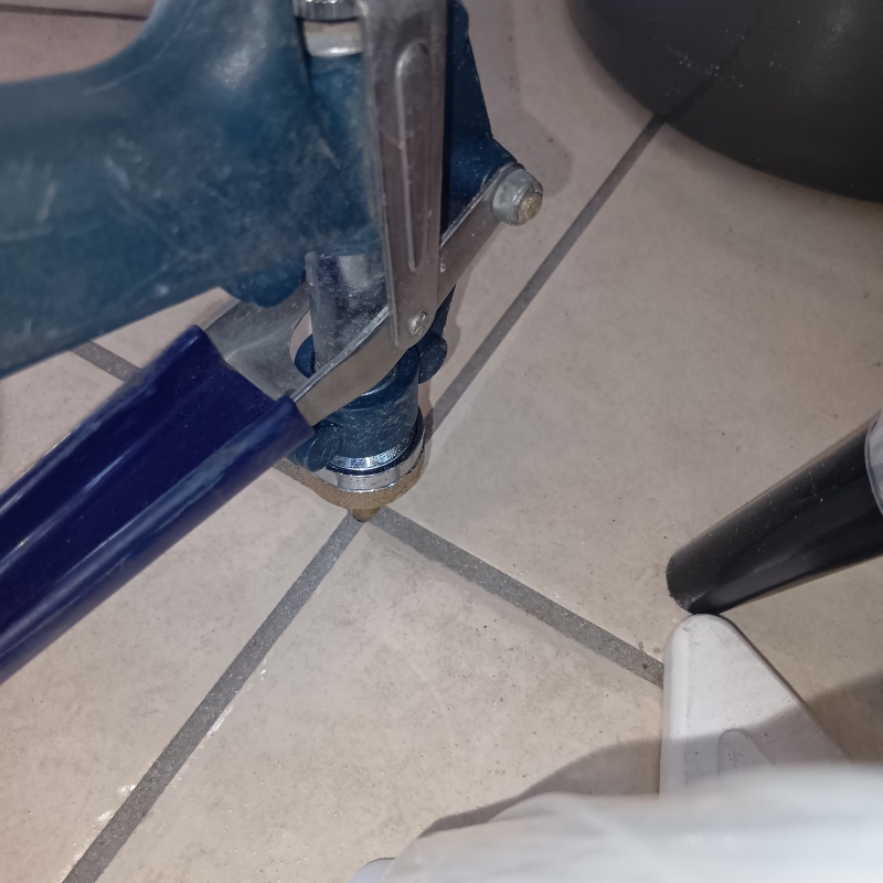 玄関床のタイルの目地に防蟻剤を注入