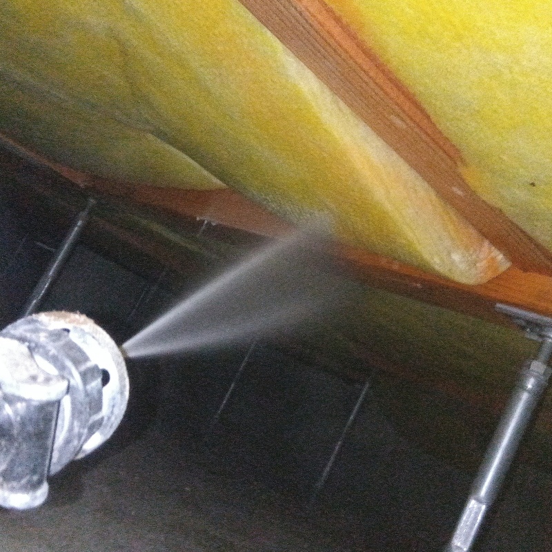 床下断熱材に防蟻剤を散布する様子