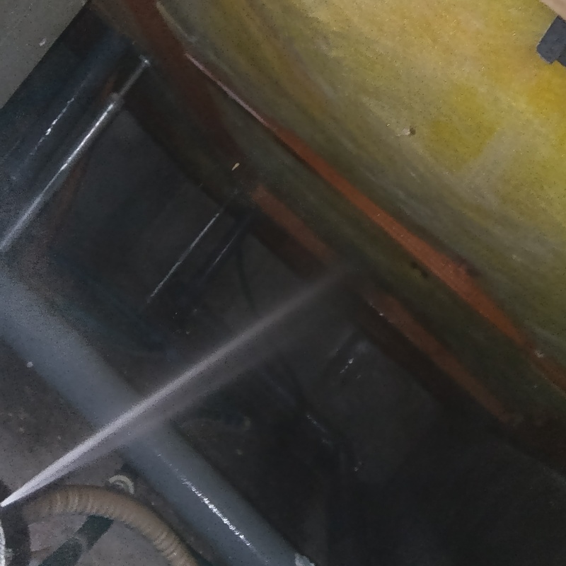 床下木材に防蟻剤を散布する様子