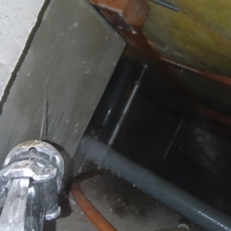 床下基礎のコンクリートに防蟻剤を吹きつけている様子