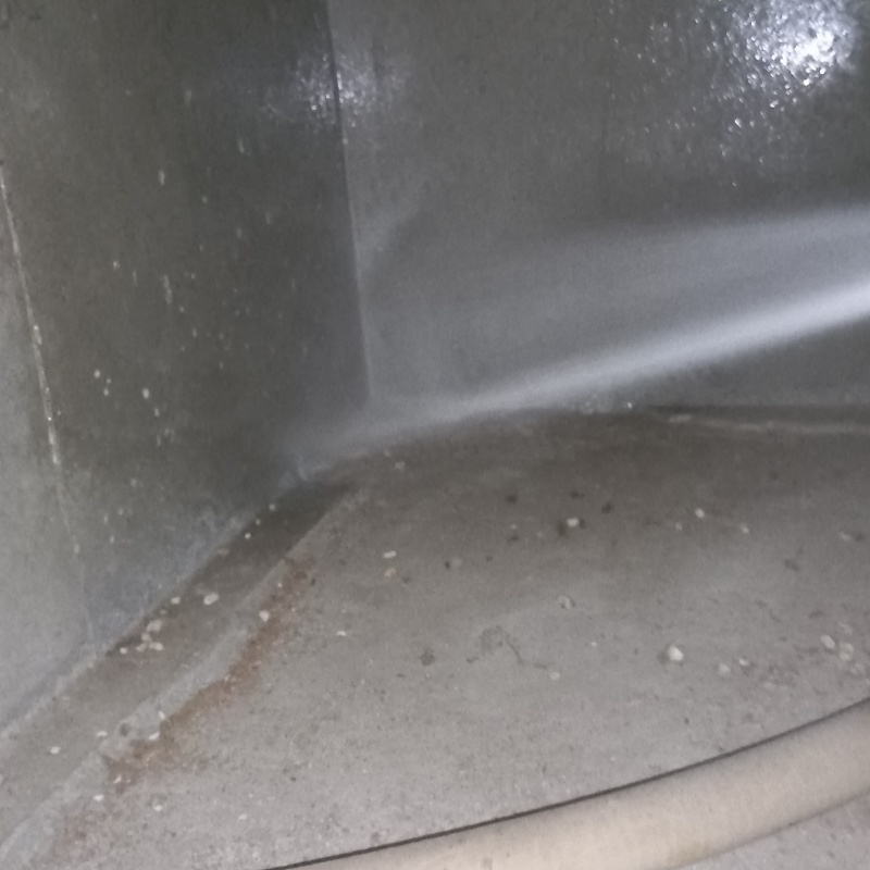 基礎のすみずみに防蟻剤を散布