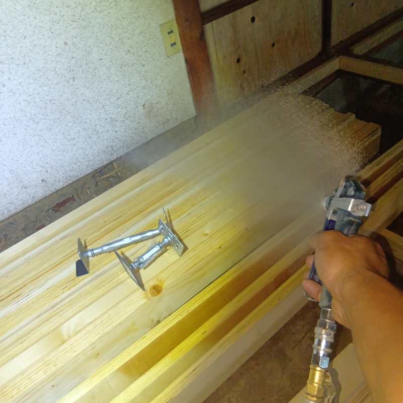 木部にシロアリ駆除剤を散布