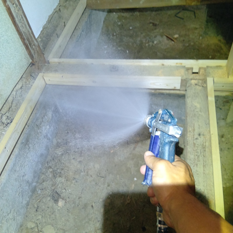 床下の地面にシロアリ駆除剤を散布