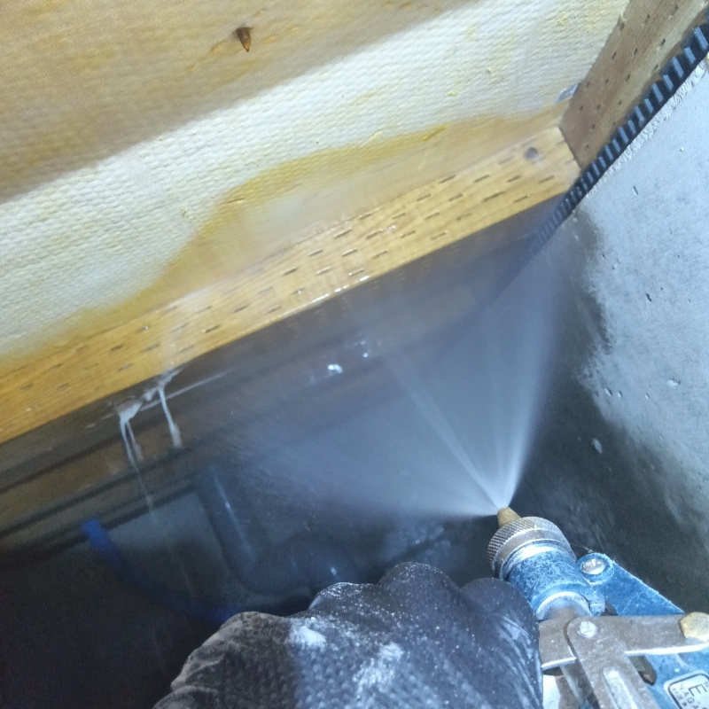 床下の木材に防蟻剤を散布