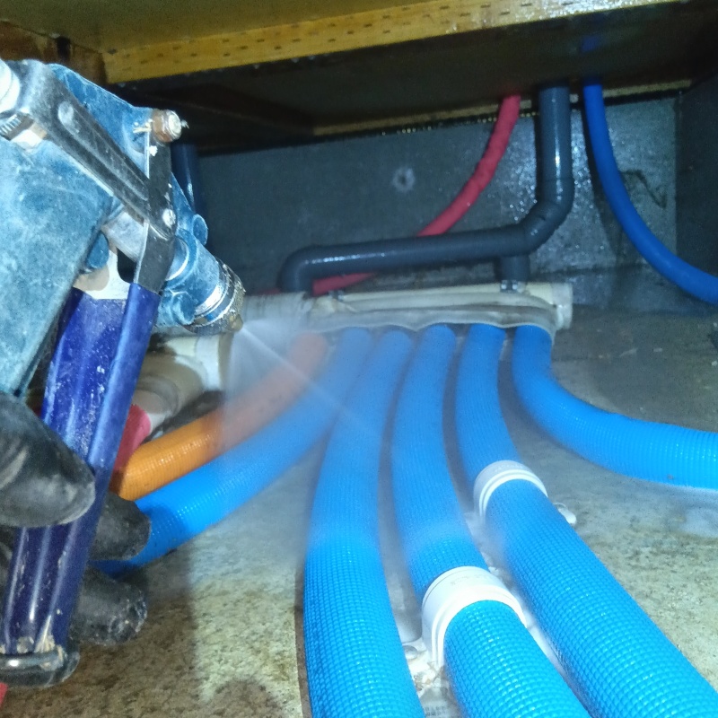 配管まわりに防蟻剤を散布