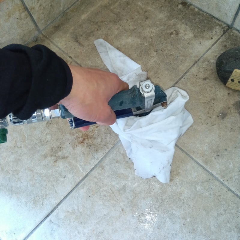 床に防蟻剤を注入