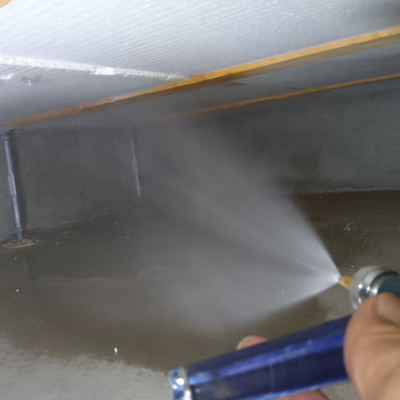 床下の木材に防蟻剤を散布