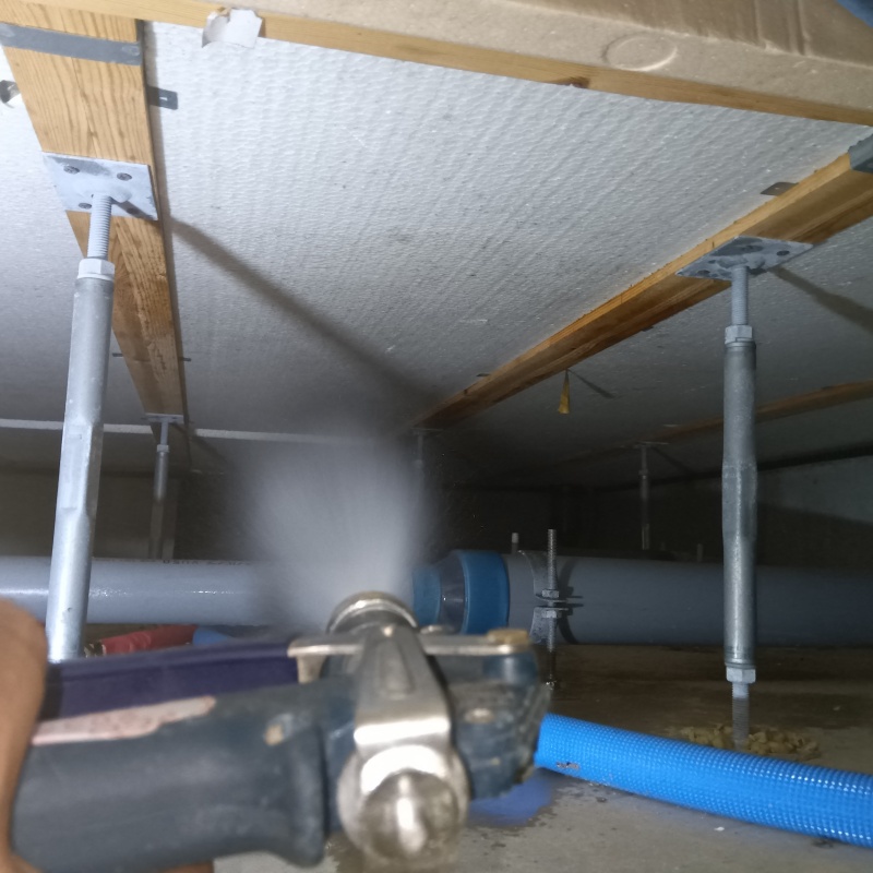 床下の木材に防蟻剤を散布