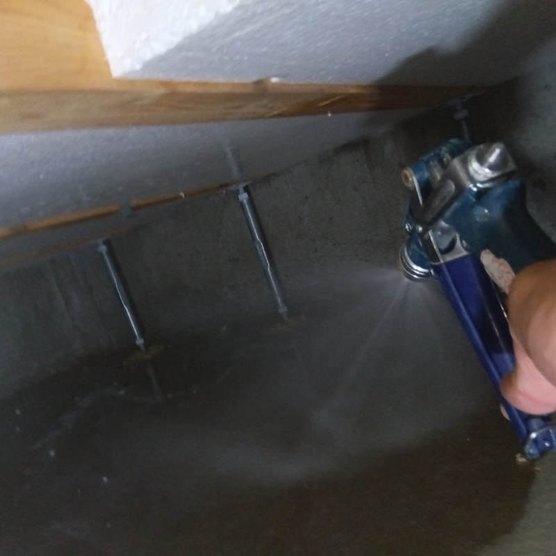 床下の地面に防蟻剤を散布