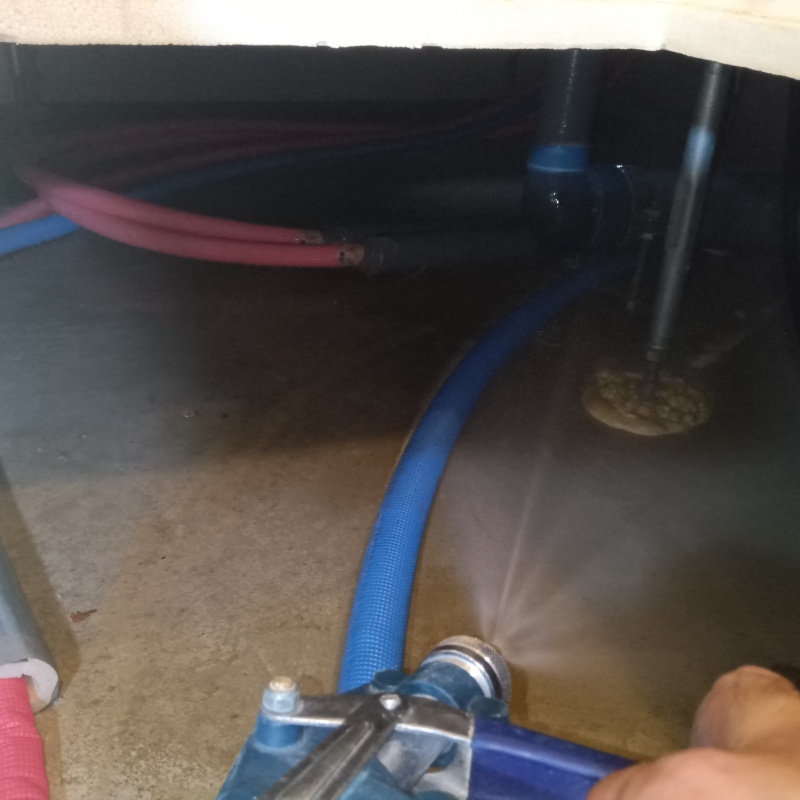 床下の地面に防蟻剤を散布