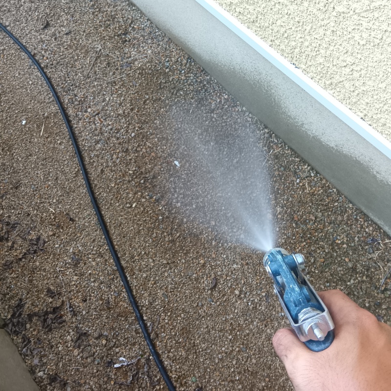 建物の外周に防蟻剤を散布