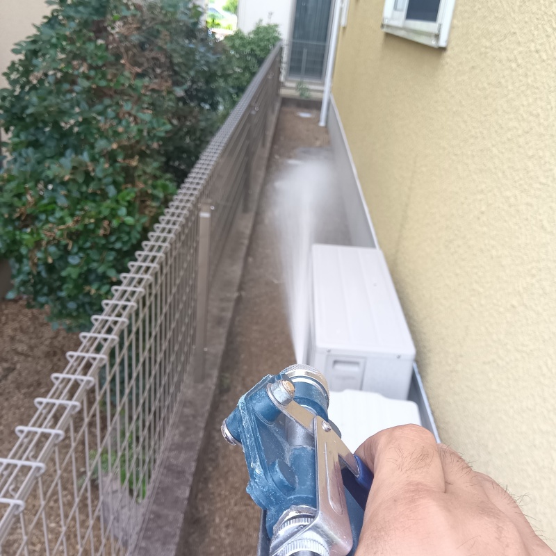 建物の外周に防蟻剤を散布