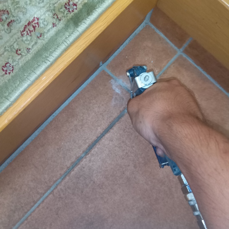 床に防蟻剤を注入