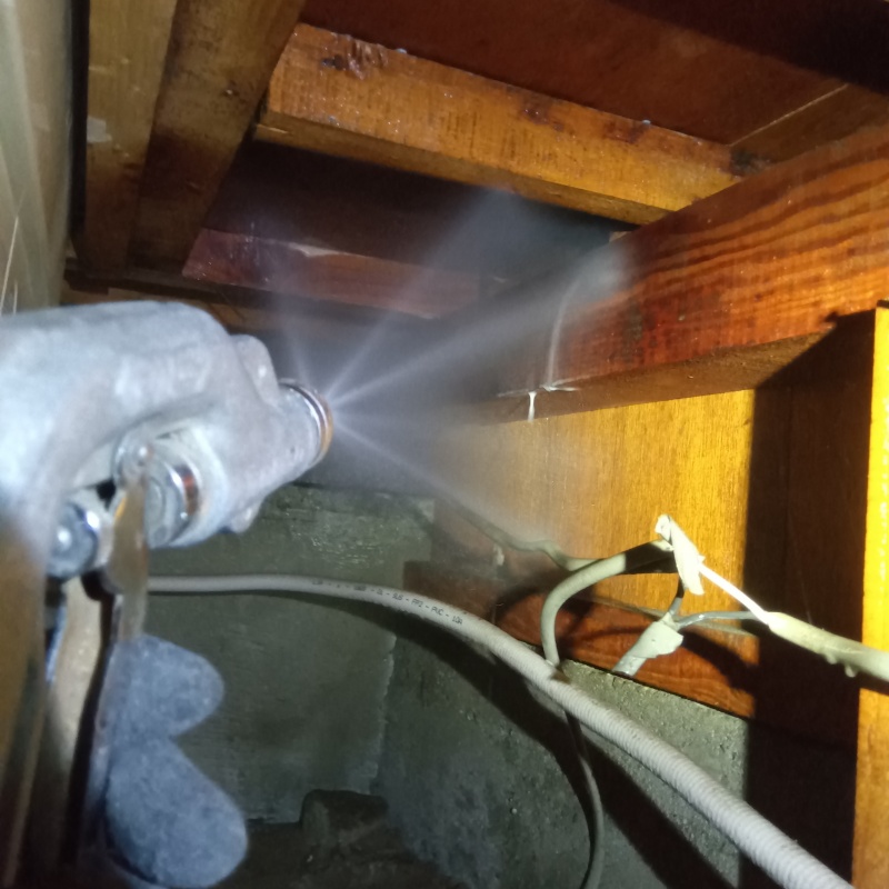 床下の木材にシロアリ駆除剤を散布