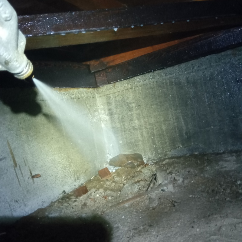 床下の地面にシロアリ駆除剤を散布