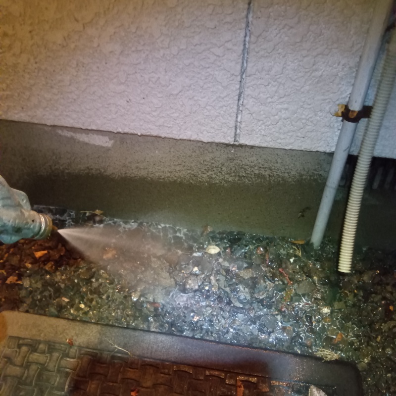 建物の外周にシロアリ駆除剤を散布