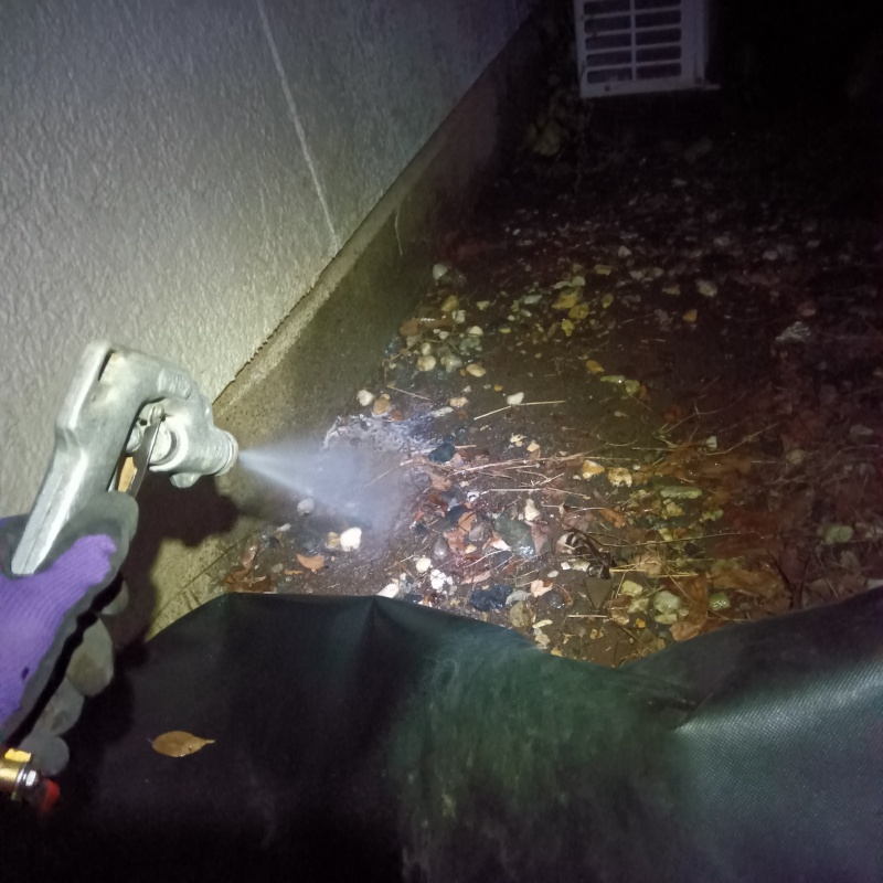 建物の外周にシロアリ駆除剤を散布