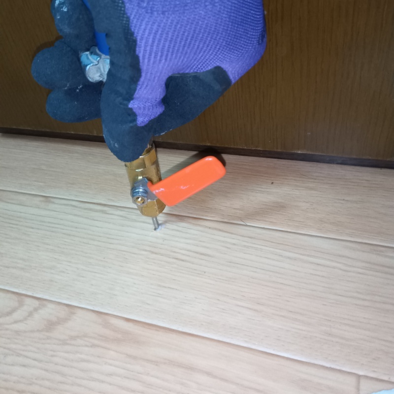 床にシロアリ駆除剤を注入