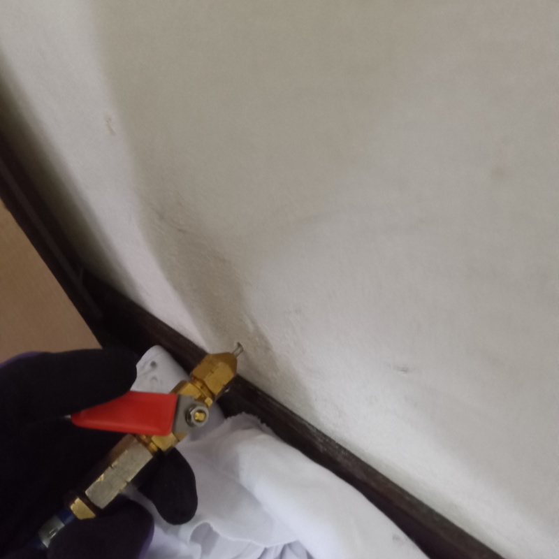 壁にシロアリ駆除剤を注入