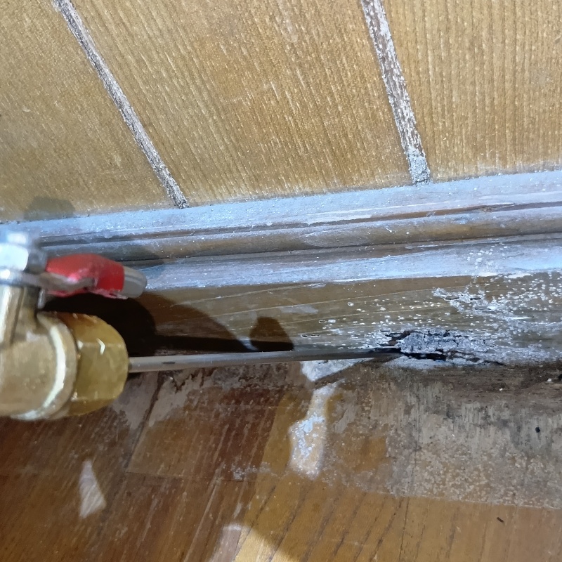 傷んだ木部にシロアリ駆除剤を注入