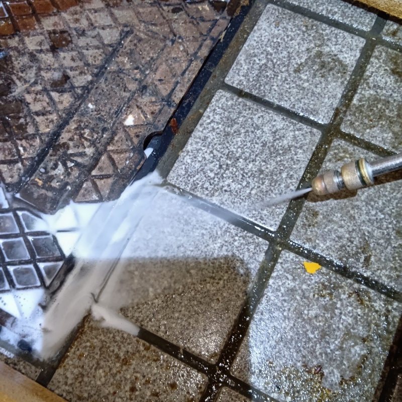 建物の外周にシロアリ駆除剤を散布