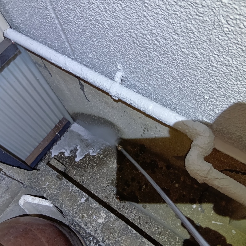 建物の外周にシロアリ駆除剤を散布