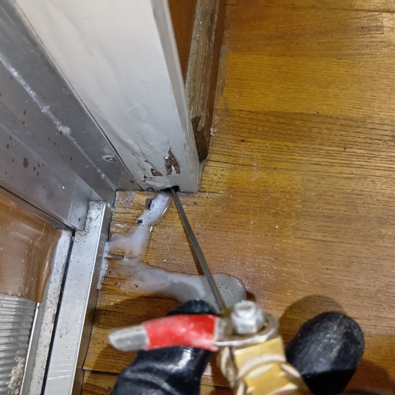 柱にシロアリ駆除剤を注入