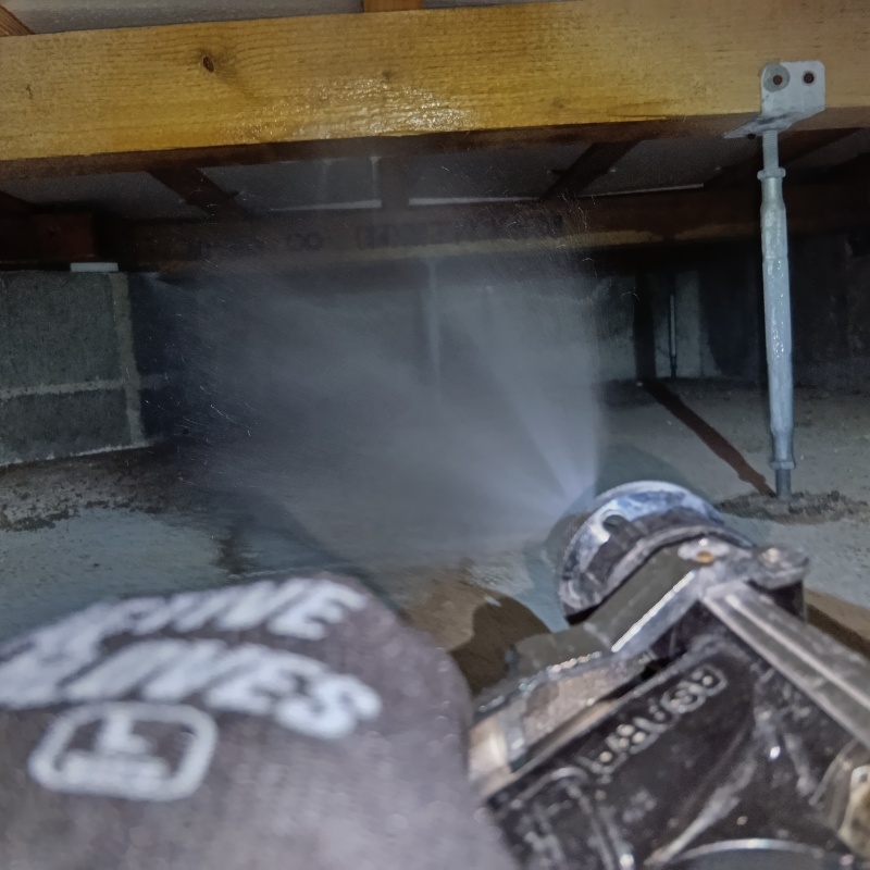床下の木材に防蟻剤を散布