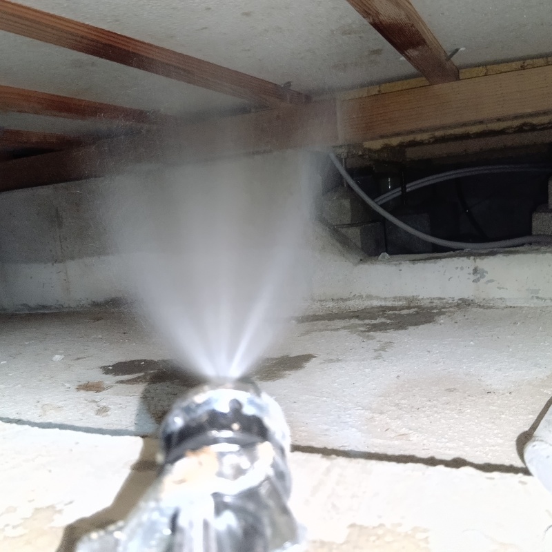 床下の木材に防蟻剤を散布