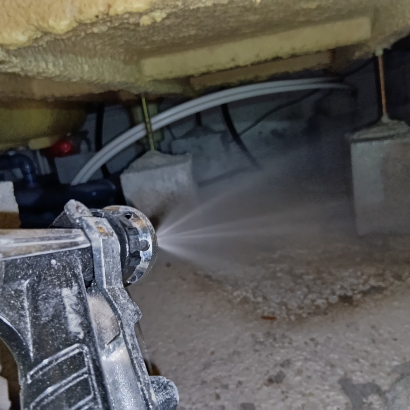 床下の地面に防蟻剤を散布