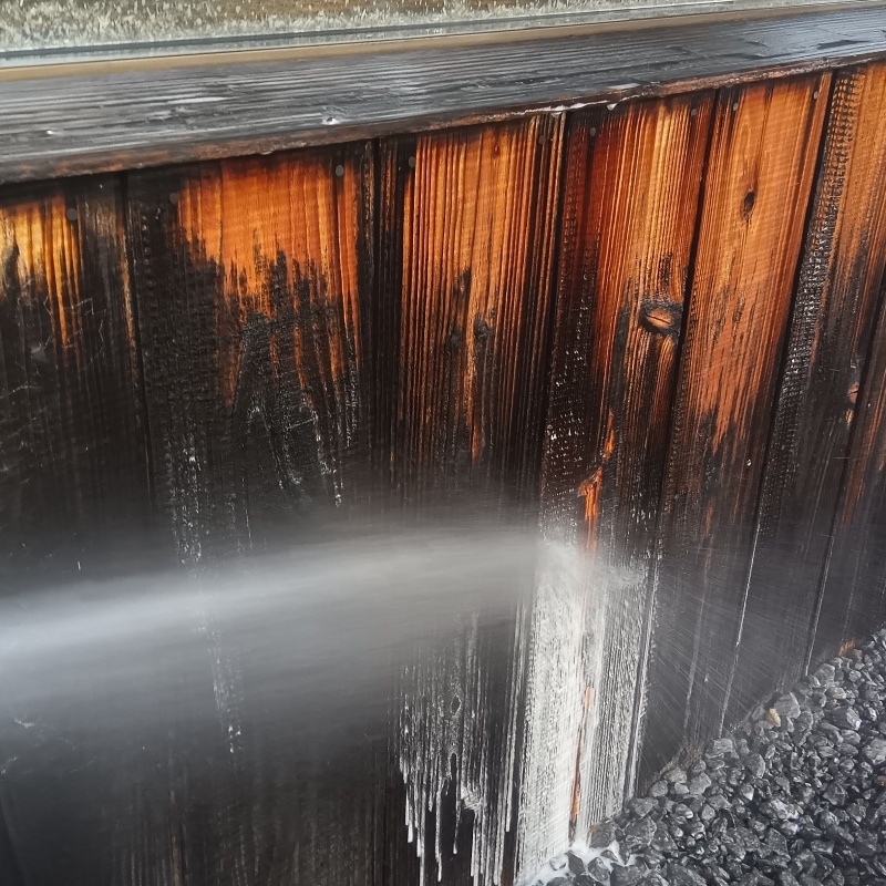 看板の木部にシロアリ駆除剤を散布