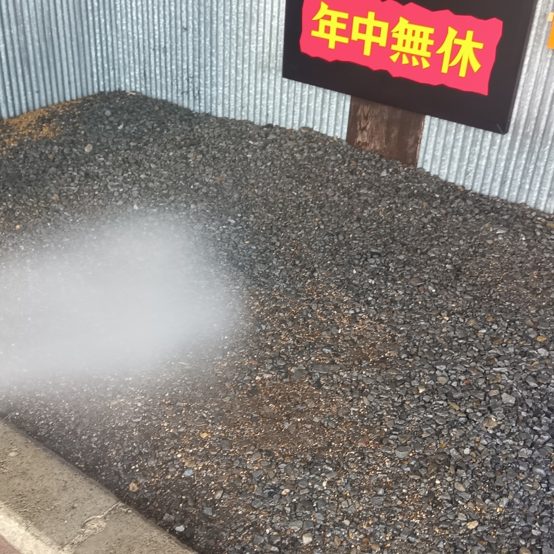 屋外の地面にシロアリ駆除剤を散布