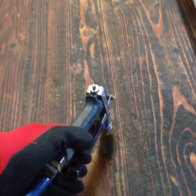 床にシロアリ駆除剤を注入