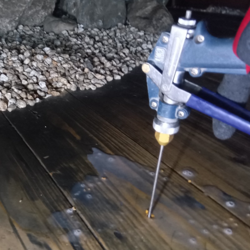 床にシロアリ駆除剤を注入