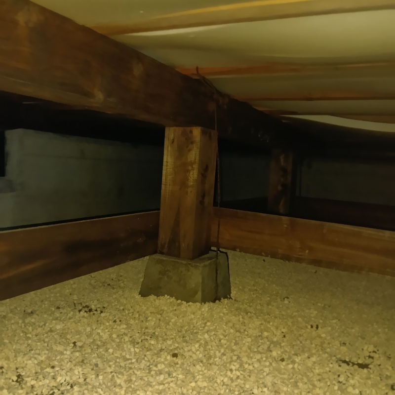 床下に調湿剤を敷き詰めた様子