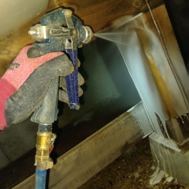 床下の木材にシロアリ駆除剤を散布