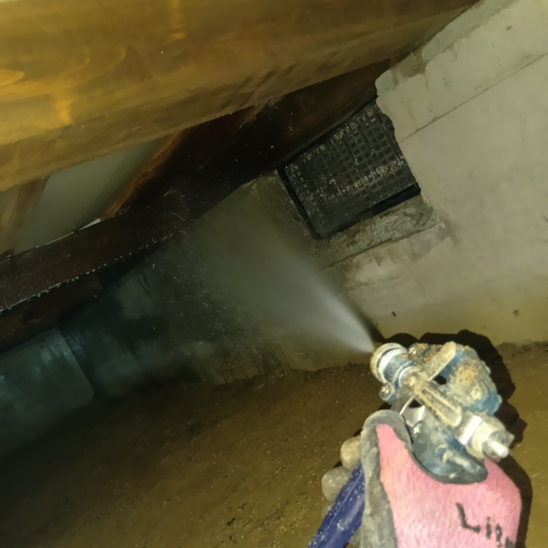 床下の木材にシロアリ駆除剤を散布