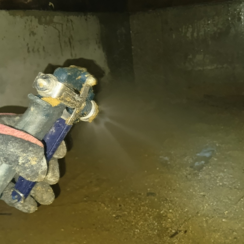 床下の地面にシロアリ駆除剤を散布