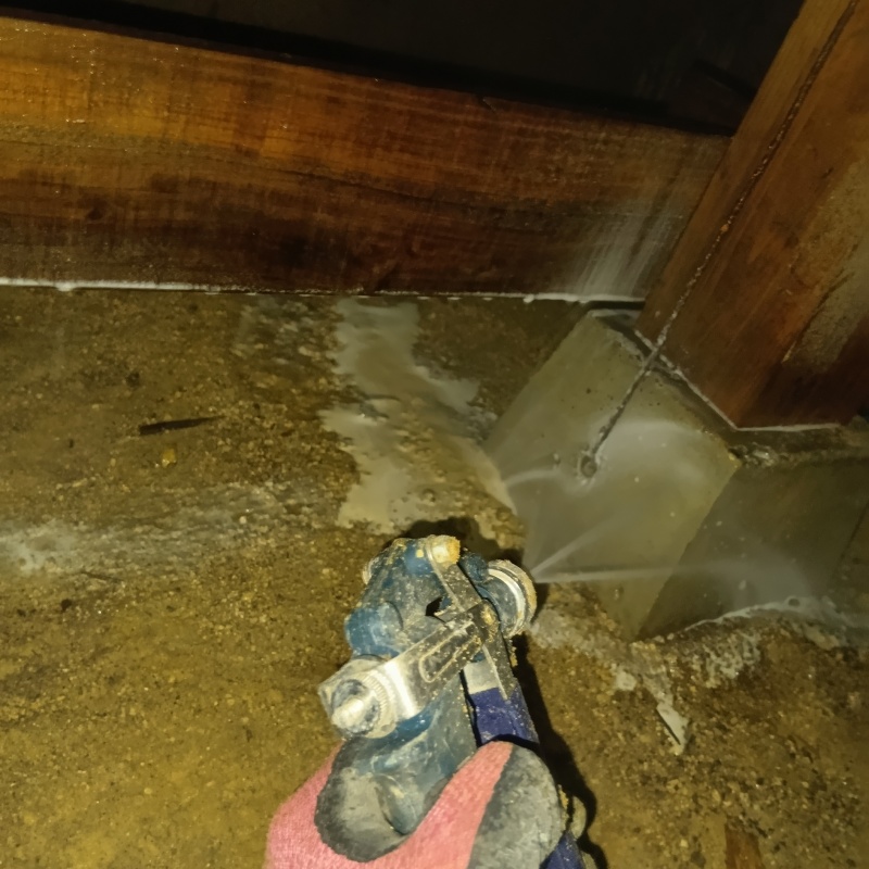 束石まわりにシロアリ駆除剤を散布床